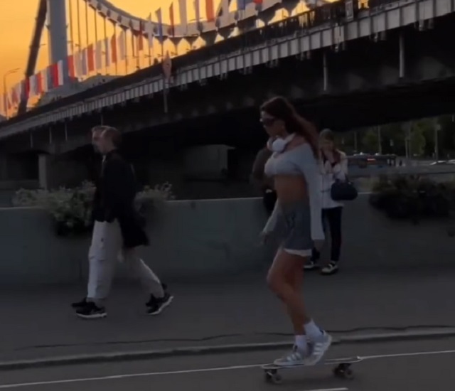 Модель Сиана Моисеенко катается на скейте