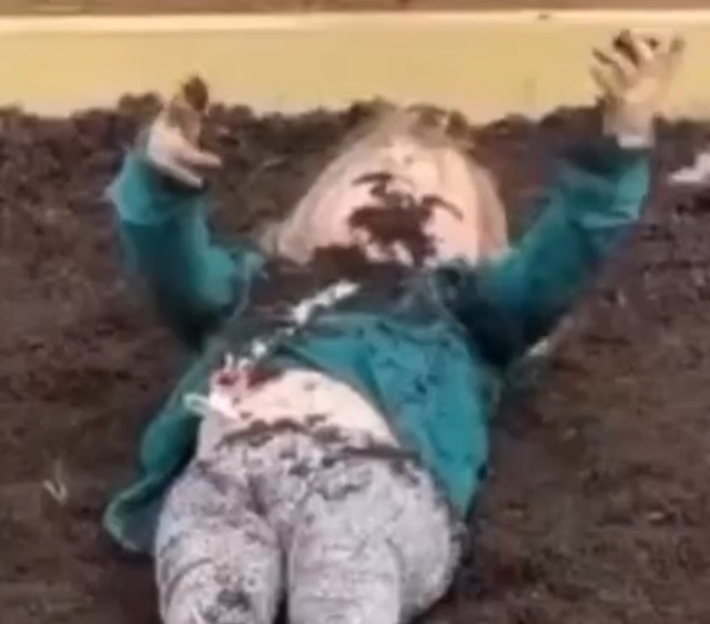девочка лежит на земле