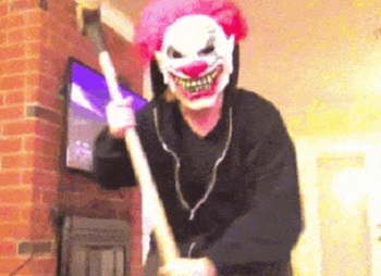 клоун в страшной маске