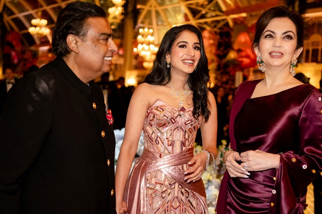Миллиардер Мукеш Амбани и его жена Нита рядом со своей будущей невесткой Радхикой Мерчант