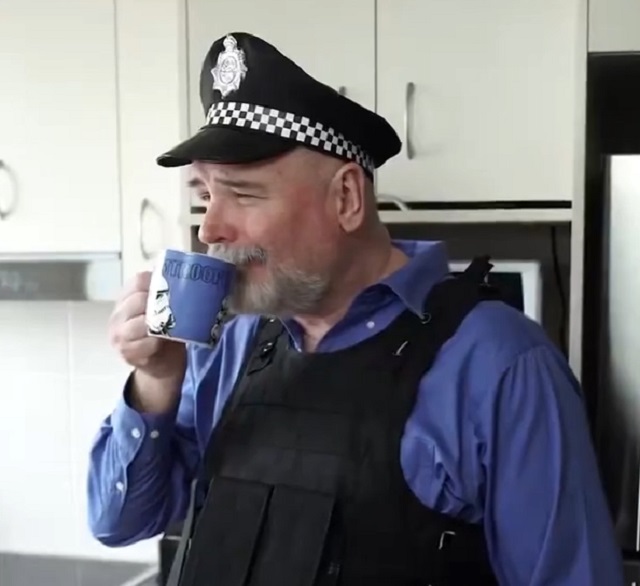 полицейский пьет кофе