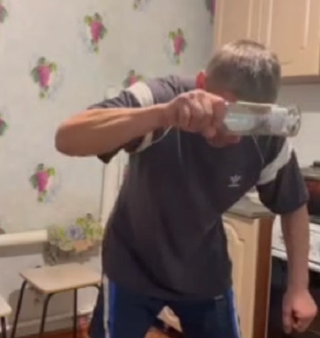 мужчина разбивает бутылку об голову
