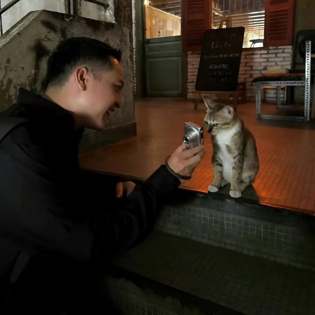 парень снимает кошку