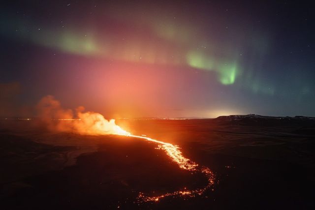 В Исландии засняли извержение вулкана на фоне Северного сияния