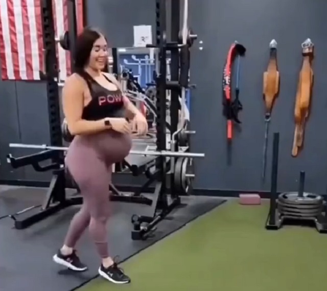 беременная девушка в спортзале