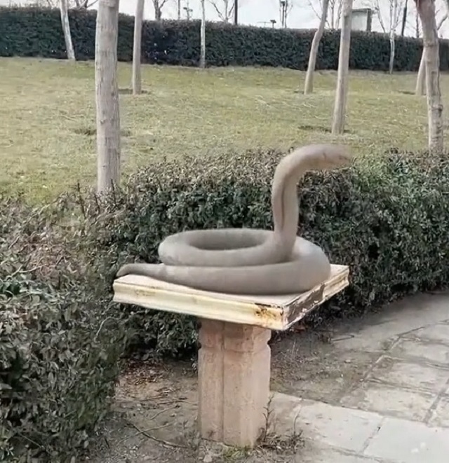 скульптура змеи