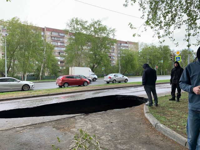 В Челябинске на глазах у людей дорога провалилась под землю (2 фото + видео)