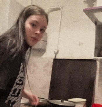 Девушка готовит