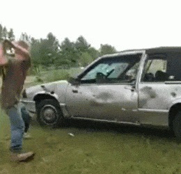 парень разбивает машину битой