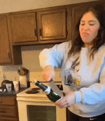 Девушка попробовала открыть шампанское ножом