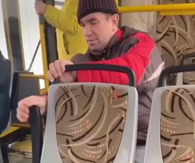 мужчина в троллейбусе