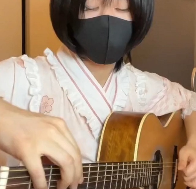 девушка играет на гитаре