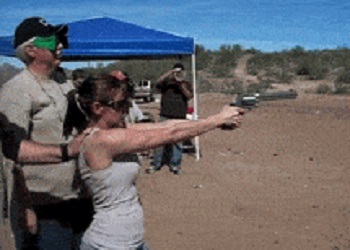 Девушка стреляет из револьвера