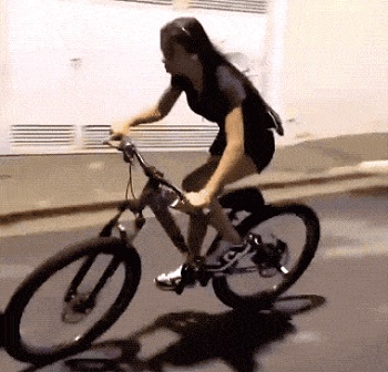 девушка на велосипеде