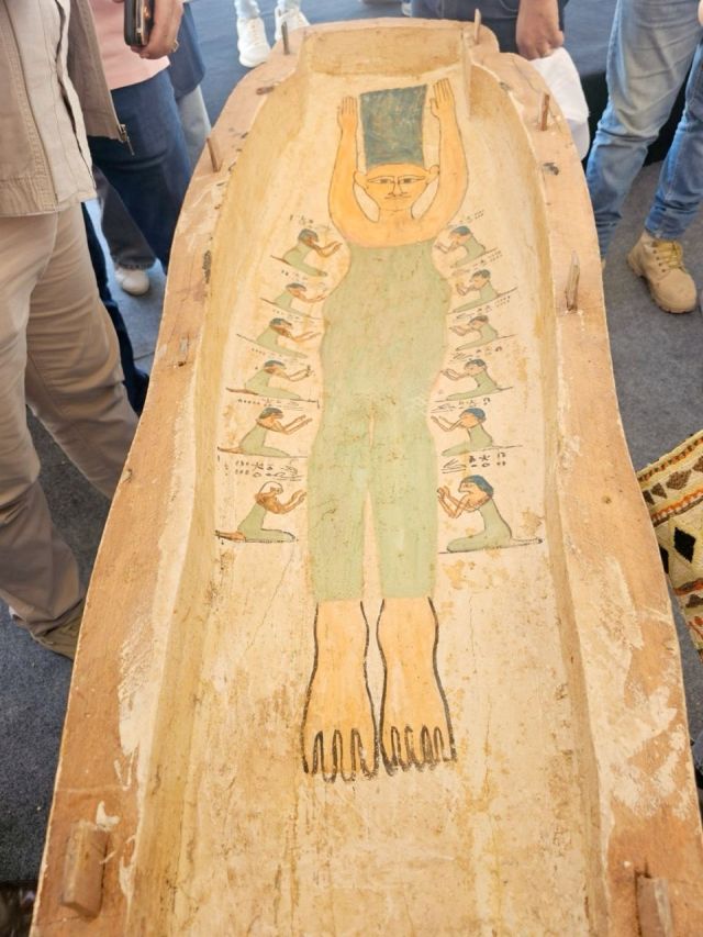 В Египте археологи нашли древний саркофаг с Мардж Симпсон (2 фото)