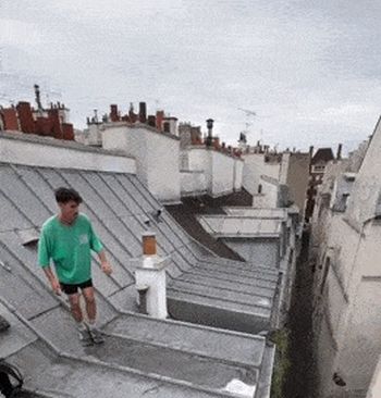 Опасный прыжок экстремала на крыше