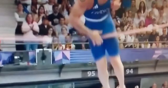Досадный и смешной случай французского легкоатлета на Олимпиаде в Париже (3 фото + видео)