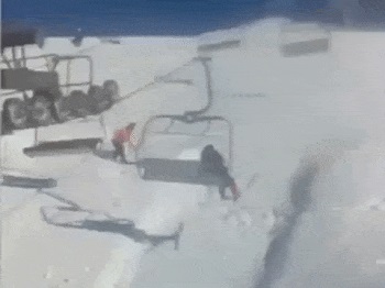 Сноубордист столкнул лыжника