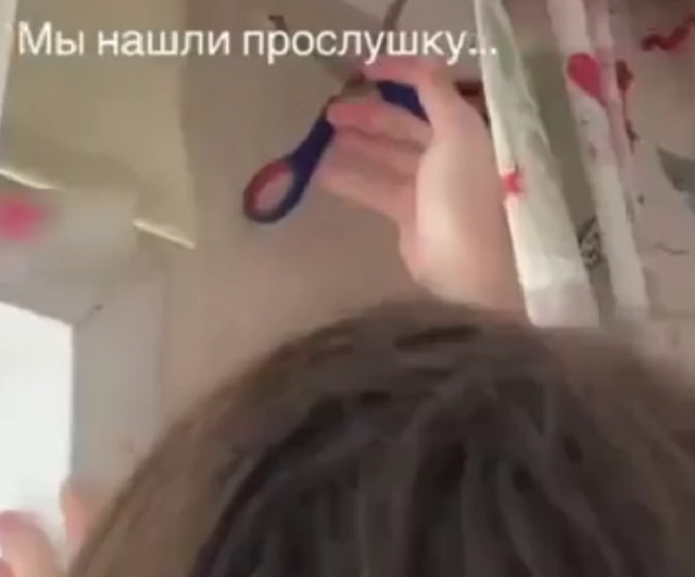 Зумеры сняли квартиру и нашли в ней «прослушку»