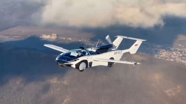 В Словакии показали летающий автомобиль — AirCar 2