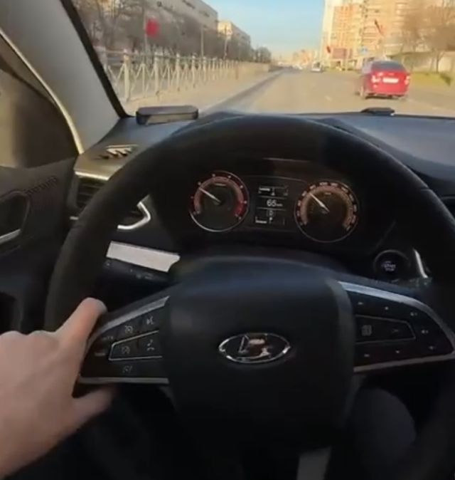 У парня на Lada Vesta заблокировался руль на скорости 66 км/ч