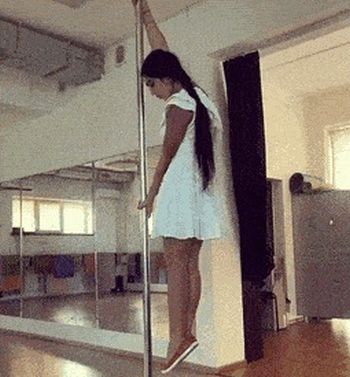 Гибкая девушка на пилоне