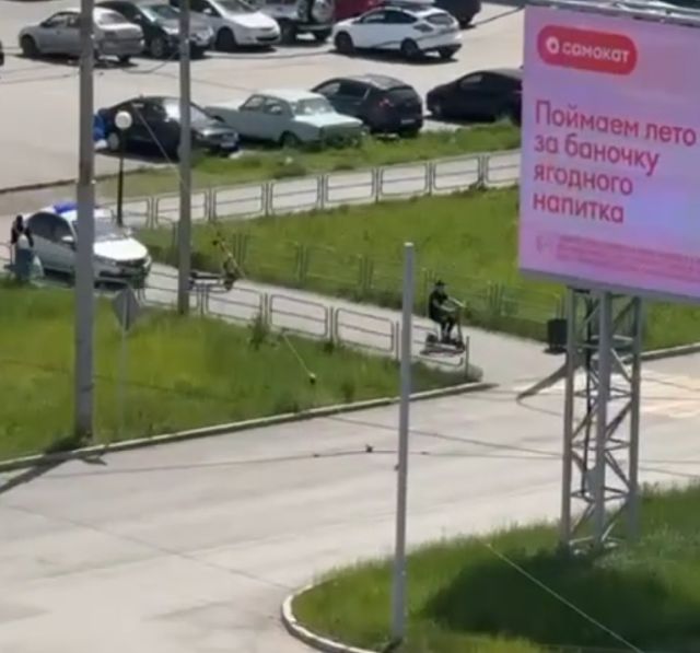 парень на самокате сбежал от полицейской погони парень на самокате сбежал от полицейской погони