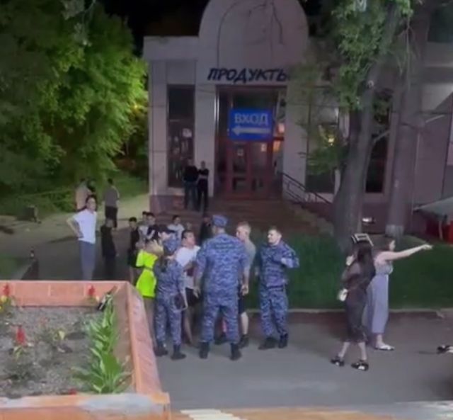 Эпичная потасовка пьяной компании с росгвардейцами