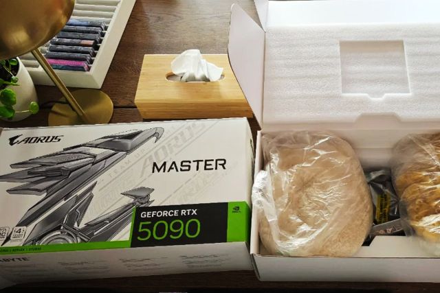 Парень купил видеокарту RTX 5090 на Amazon Парень купил видеокарту RTX 5090 на Amazon