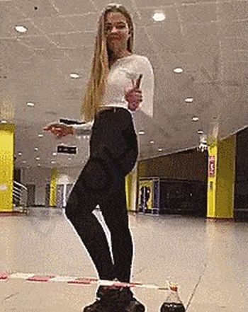 Невероятно гибкая девушка на роликах