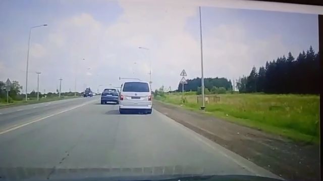 В Татарстане водитель решил подрезать минивен
