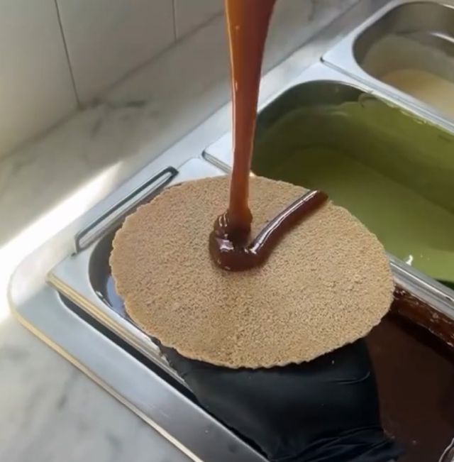 сладкие вафли с карамелью и селёдкой