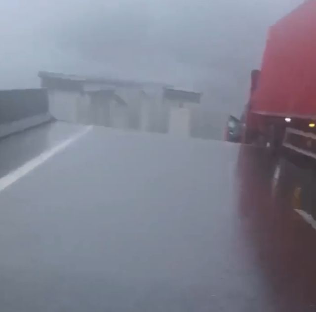 В Китае водитель фуры чуть не упал с моста