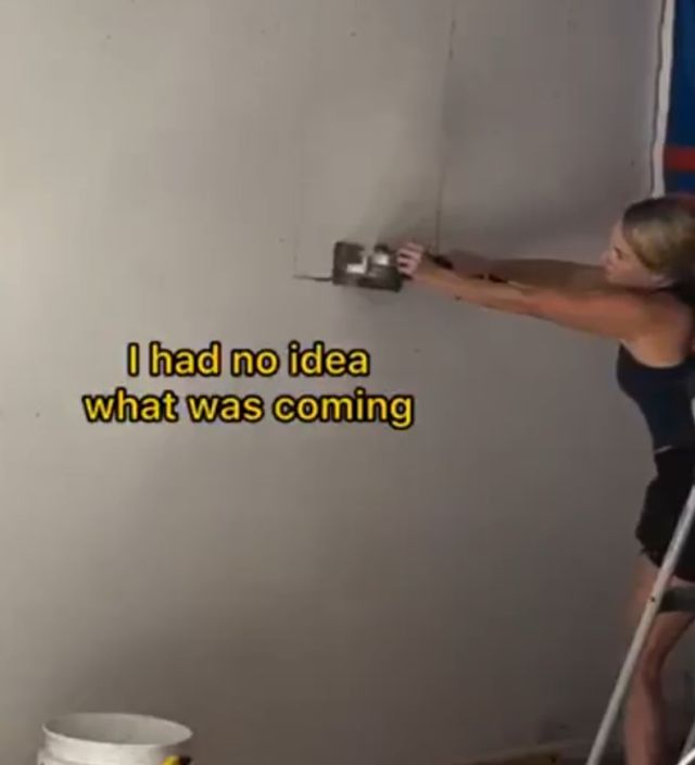 Кажется, что в стенах что-то жужжит