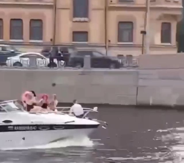 В Санкт-Петербурге девушка не заметила мост