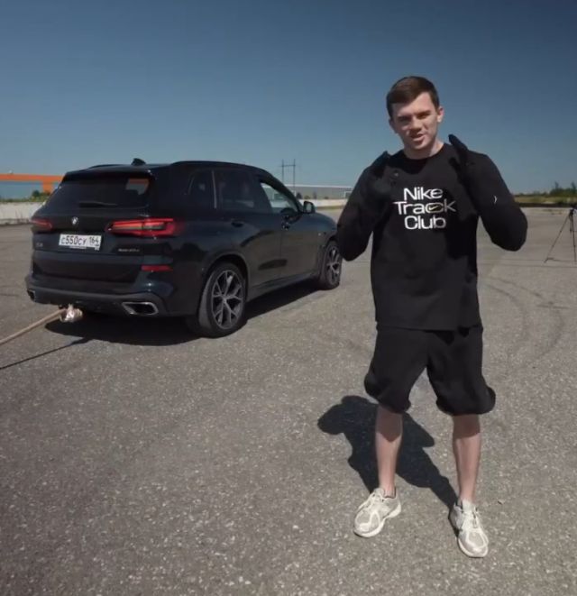 Сколько человек нужно, чтобы удержать BMW X5?