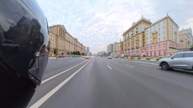 Гений на моноколесе решил погонять в Москве по Садовому кольцу