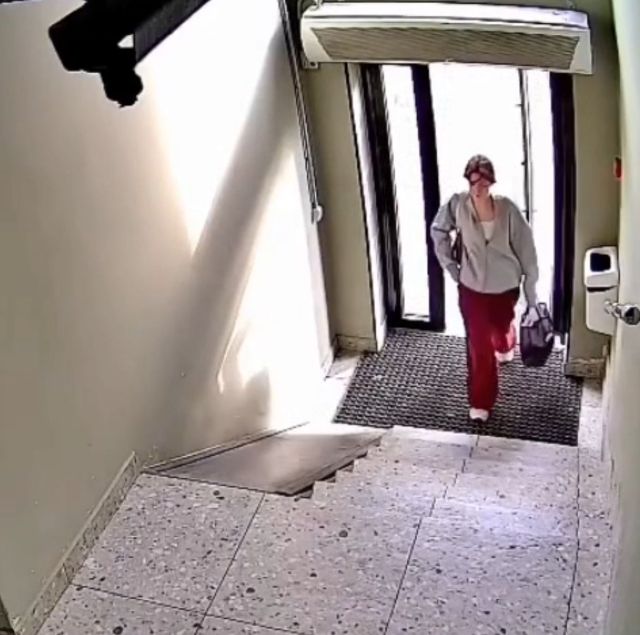 Неожиданная встреча крысы и девушки в подъезде