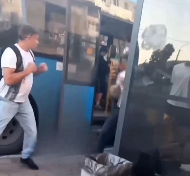 драка на автобусной остановке