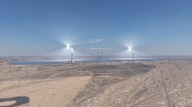 В Китае запустили первую в мире мощнейшую зеркально-солнечную электростанцию В Китае запустили первую в мире мощнейшую зеркально-солнечную электростанцию