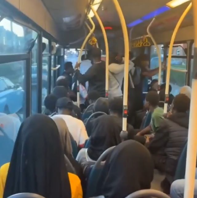Обстановка в одном из автобусов Британии