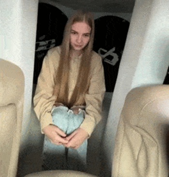 Девушка проверила на себе мощность сабвуферов