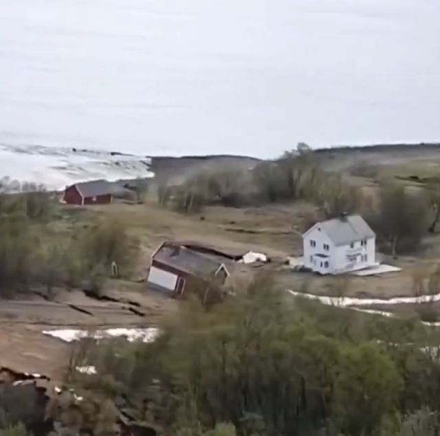 Очевидный минус жизни в домике на берегу моря Очевидный минус жизни в домике на берегу моря