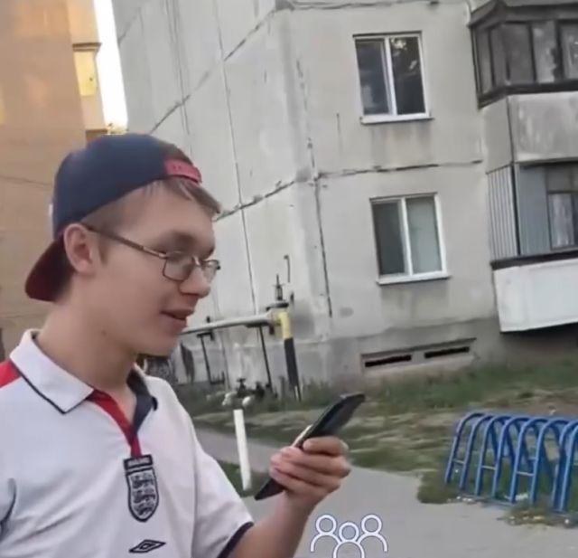 Бабуля поддержала юных реперов заводным танцем