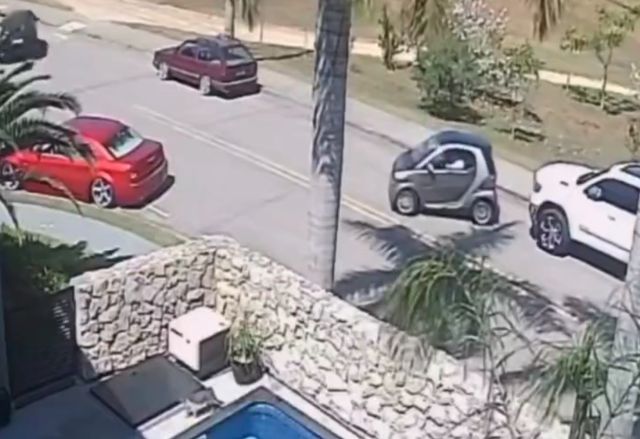 В Бразилии женщина на крошечном Smart пытается припарковаться