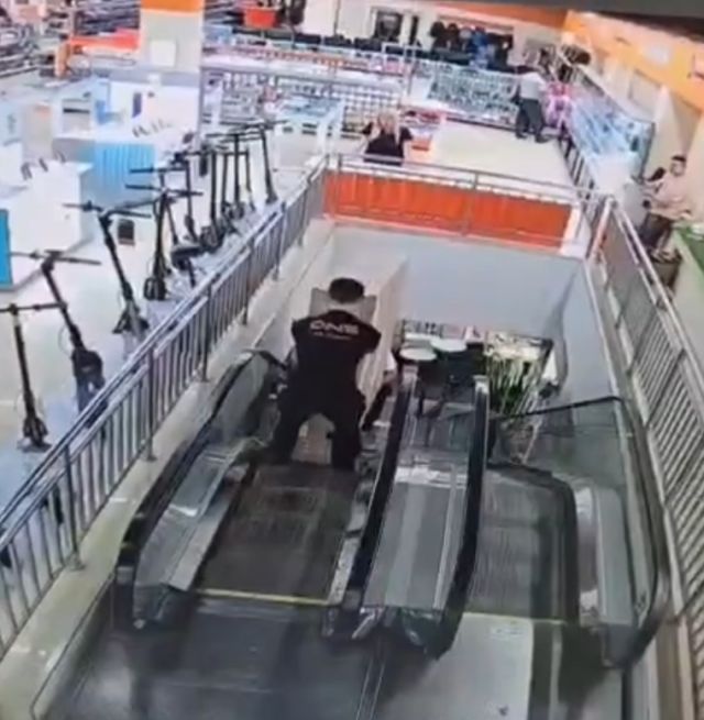 В городе Находка два гения из магазина электроники сломали пополам телевизор за 400 тысяч рублей