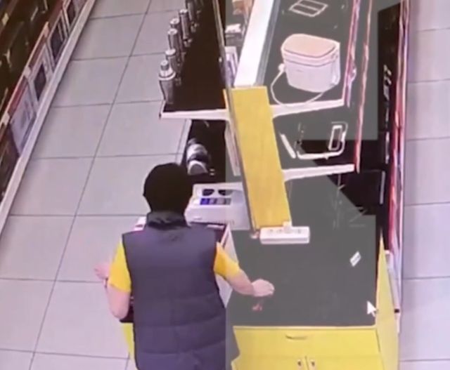 Макака в памперсе атаковала продавца в Красноярске
