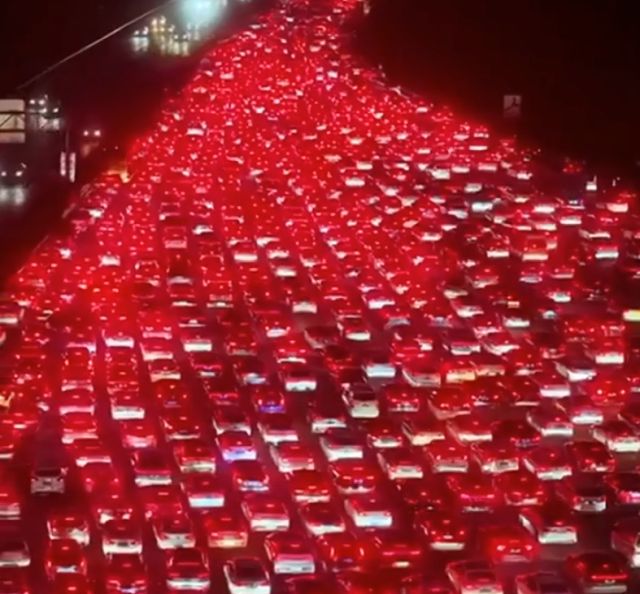 Целые сутки в гигантской пробке стояли миллионы китайцев Целые сутки в гигантской пробке стояли миллионы китайцев