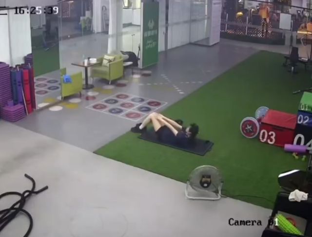 Девушка заснула в спортзале