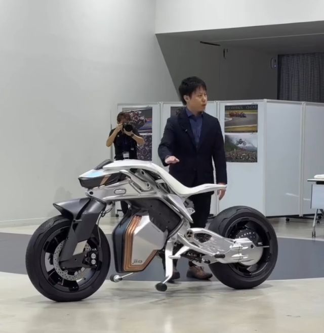 Yamaha показала киберпанк-байк будущего с беспилотным управлением  — MOTOROiD 2